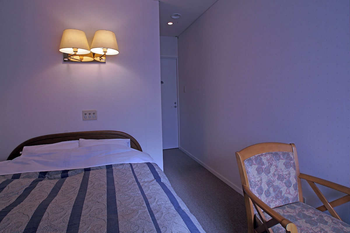 Down duvets, in-room safe, free WiFi, bed sheets