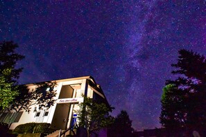 Fassade der Unterkunft – Abend/Nacht