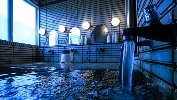A bathroom with a large mirror, multiple round lights, and a sink with running water. - Pension Entre - deux - Mers (Hachimantai)