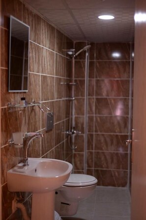 Studio | Bathroom | Shower, hydromassage showerhead, free toiletries, hair dryer - Maya Hotel Studio G (Izmir)