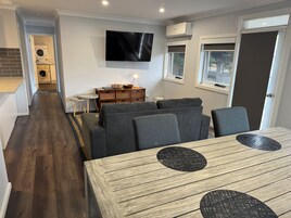 家庭公寓, 2 间卧室 | 起居区 | 55-英寸智能电视 （配备数码频道）、电视