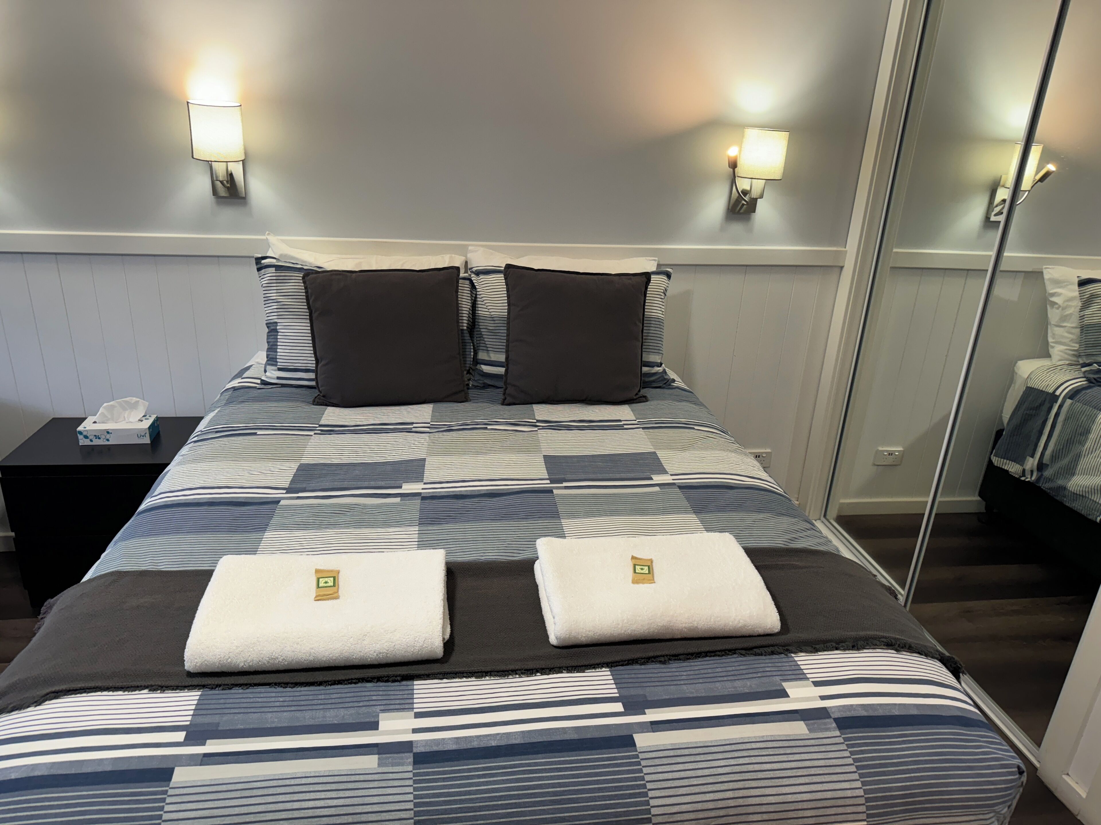 Quarto conforto, 1 cama Queen | 1 quarto, camas com colchões pillow-top, individualmente decorados