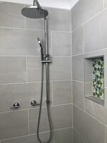 Ducha, cabezal de ducha tipo lluvia, artículos de tocador gratuitos