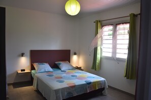 2 bedrooms, iron/ironing board, WiFi, bed sheets - TOP OF VILLA IN ITS VERY GREEN (sainte marie)