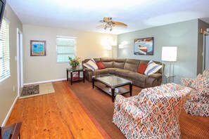 Smart TV, fireplace, books, offices - OSCEOLA HOUSE- WALK TO DOWNTOWN, MINUTES FROM THE BEACH, BRING YOUR BOAT. (Stuart)