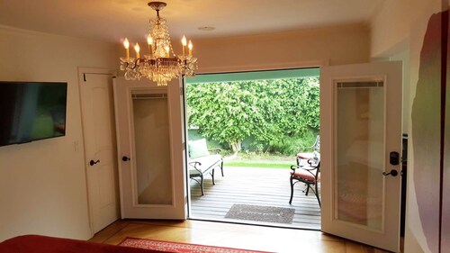 PRIVATE COTTAGE BY THE SEA  
in the Most Prestigious Part of Santa Monica. 