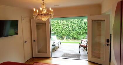 PRIVATE COTTAGE BY THE SEA
in the Most Prestigious Part of Santa Monica.