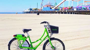 Beach nearby, sun-loungers, beach towels