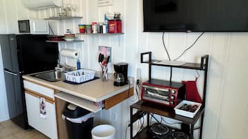 Geladeira, micro-ondas, cooktop, cafeteira/chaleira