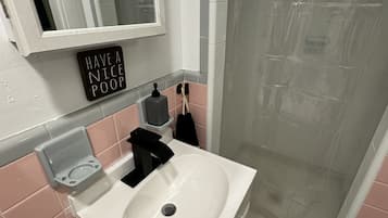 Toallas, jabón, papel de baño