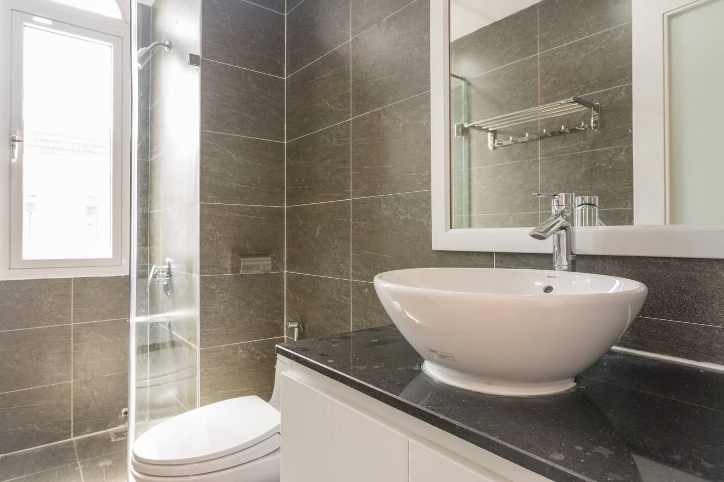 Douche, sèche-cheveux, serviettes fournies, savon