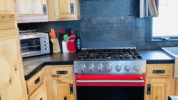 冷蔵庫、電子レンジ、オーブン、コンロ