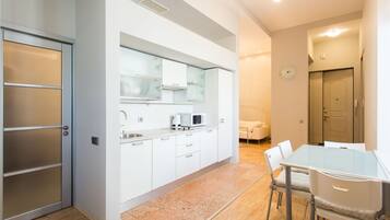 Apartment | Eigene Küche | Großer Kühlschrank, Mikrowelle, Ofen, Herdplatte