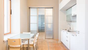 Apartment | Eigene Küche | Großer Kühlschrank, Mikrowelle, Ofen, Herdplatte