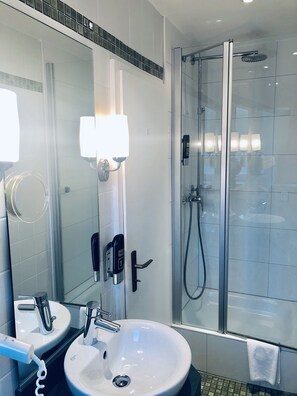 Business Single Room, Vineyard View | Bathroom | Deep soaking tub, hair dryer, slippers, towels - Hotel Traube (Baden-Baden)