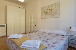 1 habitación, decoración personalizada y muebles diferentes 