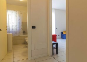 1 habitación, decoración personalizada y muebles diferentes 