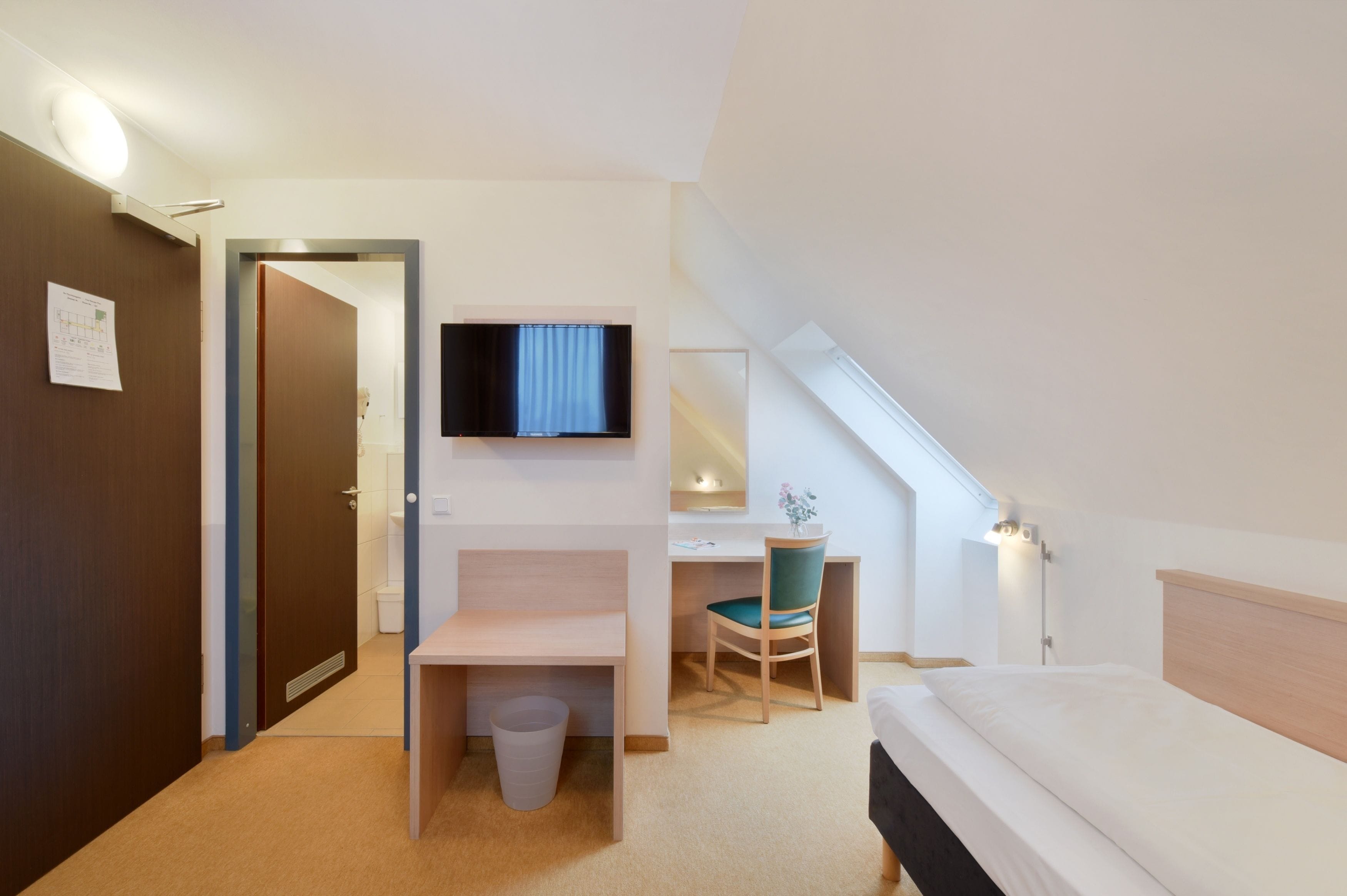 Single Room | Desk, blackout drapes, soundproofing, iron/ironing board