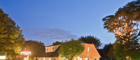 Fachada de la propiedad por la tarde o noche