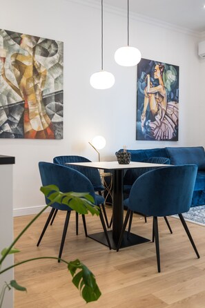 Leilighet – exclusive | Oppholdsområde | En 105-centimeters Flatskjerm-TV med Parabol-TV samt LCD-TV