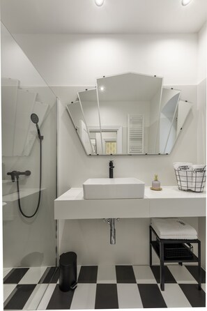 Exclusive Studio Suite (3) | Bathroom | Shower, free toiletries, hair dryer, towels - Pierrot & Pierrette Apartments (Zagreb)