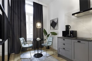 Exclusive Studio Suite (1) | Private kitchen | Fridge, microwave, stovetop, dishwasher - Pierrot & Pierrette Apartments (Zagreb)