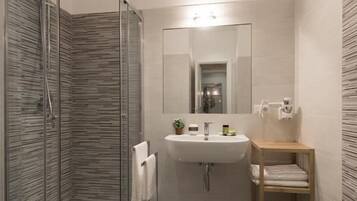 Ducha, artículos de tocador gratuitos, secador de pelo, bidet