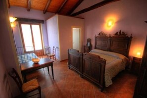 Minibar, individually decorated, individually furnished, desk - Agriturismo Al Castle (Montabone)