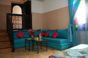 Camera tripla (Aicha) | Area soggiorno | TV