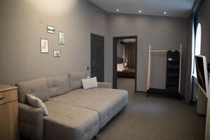 Suite | Living area | Flat-screen TV, printers - Maestro Hotel (Baku)