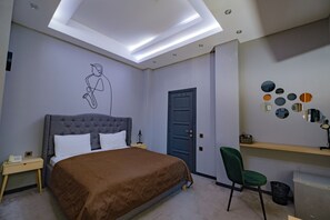 Minibar, caja de seguridad en la habitación y muebles diferentes 