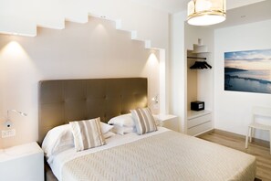 Minibar, in-room safe, individually decorated, individually furnished - Sorrento Comfort Rooms (Sorrento)