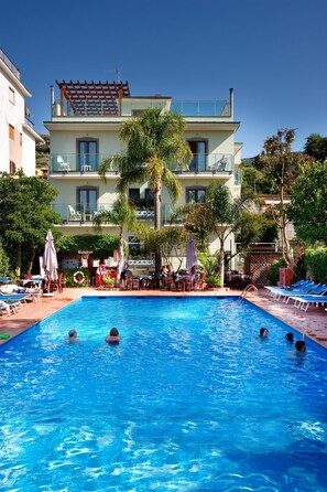 Seasonal outdoor pool, open 9:00 AM to 6:00 PM, pool umbrellas - Sorrento Comfort Rooms (Sorrento)