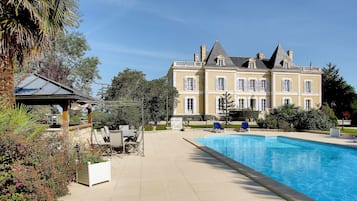 Piscine extérieure, parasols de plage, chaises longues