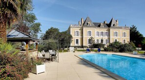 室外游泳池,提供泳池遮陽傘和日光浴躺椅