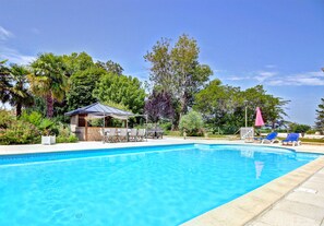 Piscine extérieure, parasols de plage, chaises longues