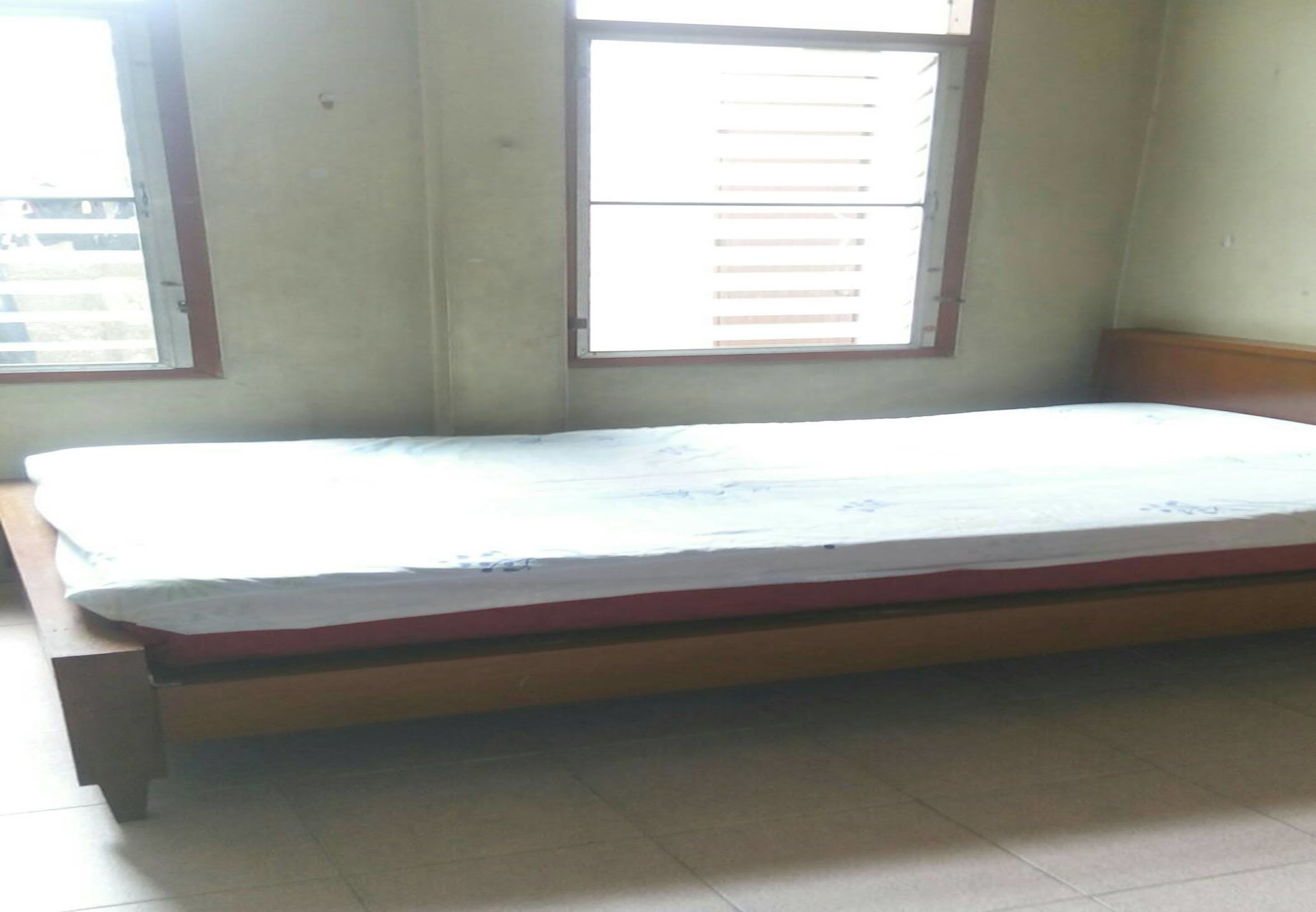 Desk, laptop workspace, free WiFi, bed sheets