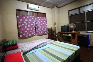 Standard Double Room with Fan  | Desk, laptop workspace, free WiFi, bed sheets - Anurak Guesthouse (Bangkok)