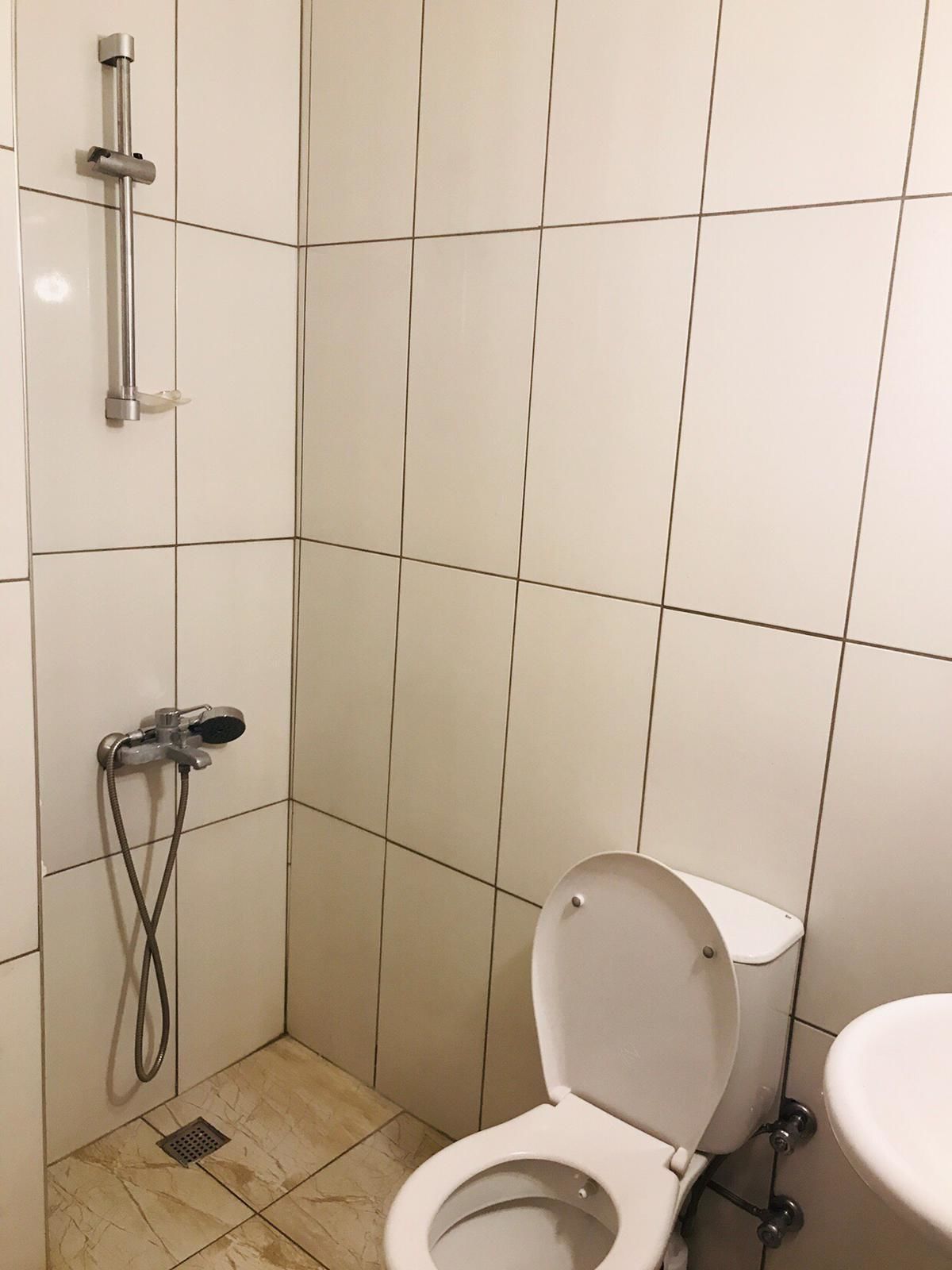 Studio, 1 Double Bed, Non Smoking | Bathroom | Shower, hydromassage showerhead, free toiletries, hair dryer