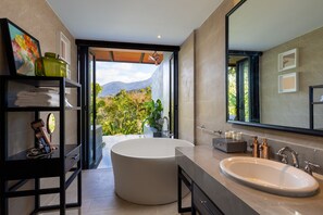 Mountain View Pool Suite | Phòng tắm | Buồng tắm vòi sen, vòi sen phun mưa 