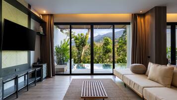 Mountain View Pool Suite | Living area | 32-inch LED TV with cable channels, TV, fireplace