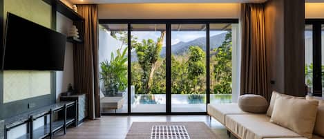 Mountain View Pool Suite | Área de estar | TV LED 32 polegadas com canais a cabo, TV, lareira