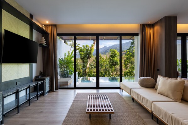Mountain View Pool Suite | 起居区 | 32-英寸LED 电视(配备有线频道)、电视、壁炉