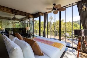 Jungle Lodge | Minibar, in-room safe, desk, laptop workspace