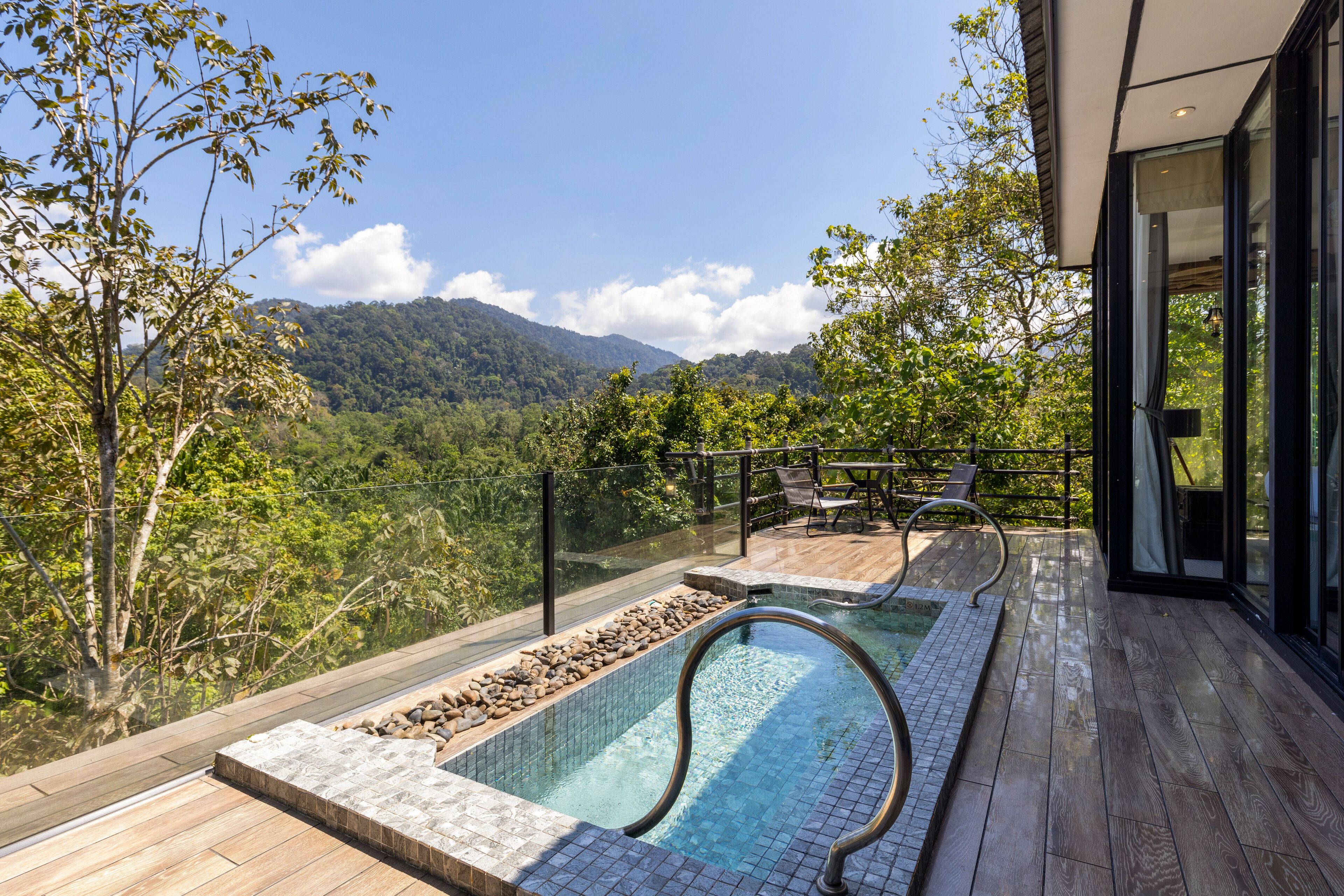 สระว่ายน้ำกลางแจ้ง