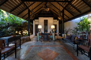 Quầy tiếp tân