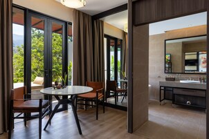 Mountain View Pool Suite | บริเวณนั่งเล่น | ทีวีจอแอลอีดี 32 นิ้ว พร้อมช่องเคเบิล, ทีวี, เตาผิง