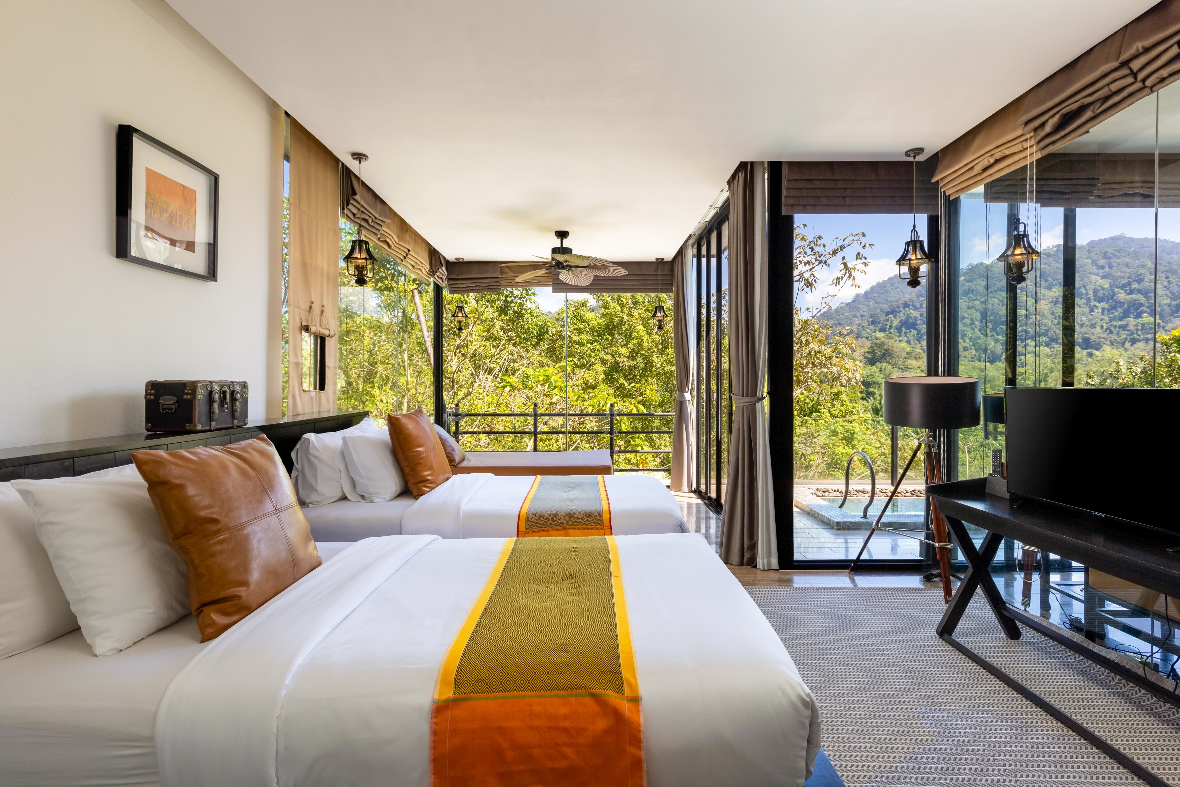 Minibar, caja de seguridad en la habitación y escritorio 