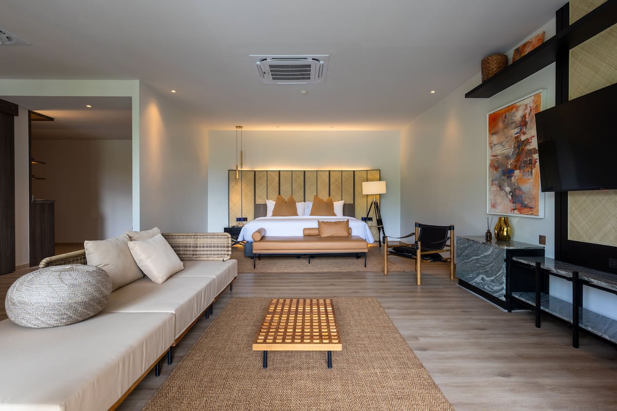Mountain View Pool Suite | Minibar, in-room safe, desk, laptop workspace