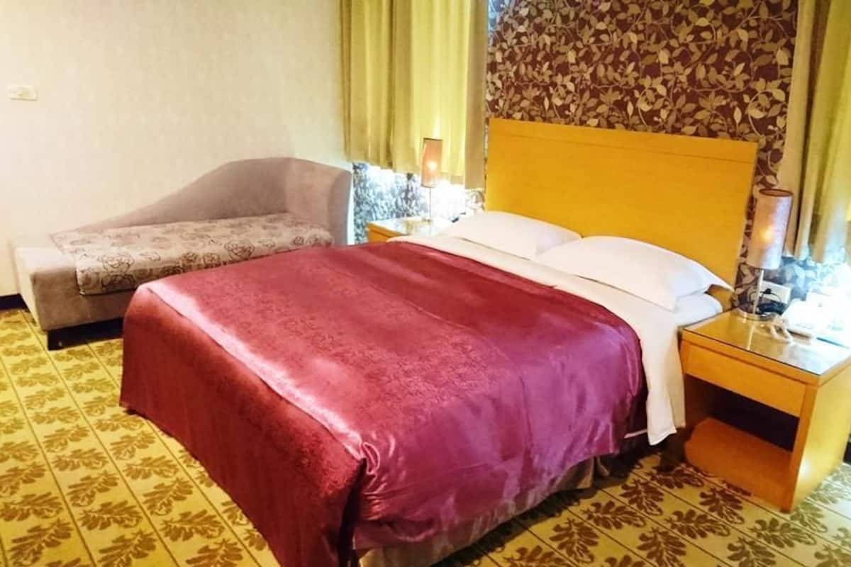 Standard Double Room, 1 Double Bed, Non Smoking | Desk, blackout drapes, WiFi (free)